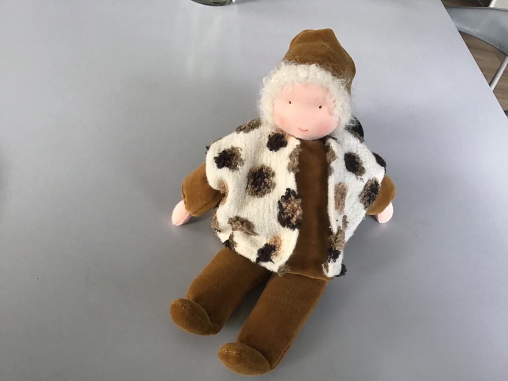 Heerlijke knuffelpop 30/cm., Hobby en Vrije tijd, Vilt, Ophalen of Verzenden, Nieuw, Gebruiksvoorwerp