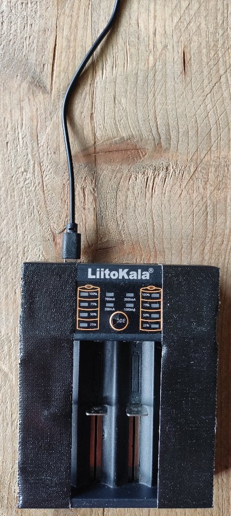 multilader li-ion 3,7v cellen en 1,2v ni-Mh/Cd AA, AAA batt., Ophalen of Verzenden, Gebruikt