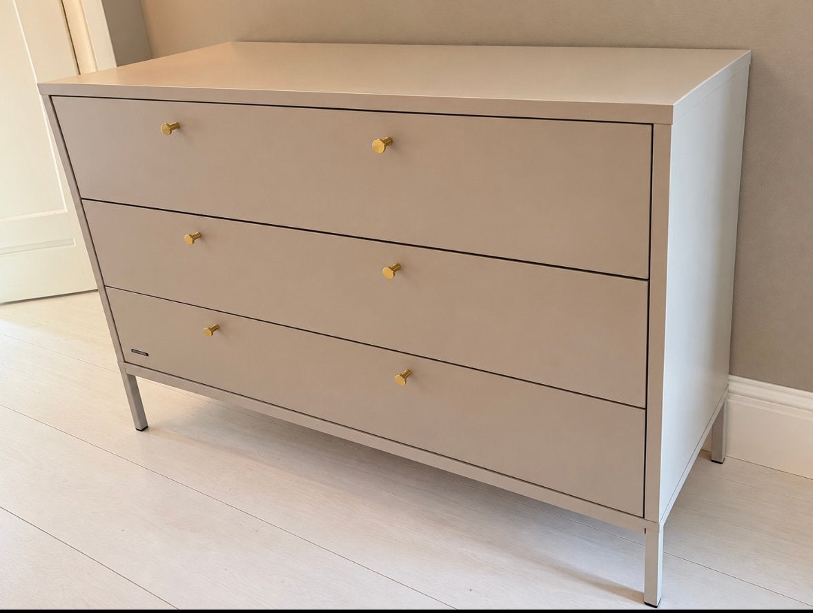 Mooie&praktische lichtgrijze commode, 3 lades van Kidsmill, Ophalen, 50 tot 70 cm, 100 cm of meer, Zo goed als nieuw