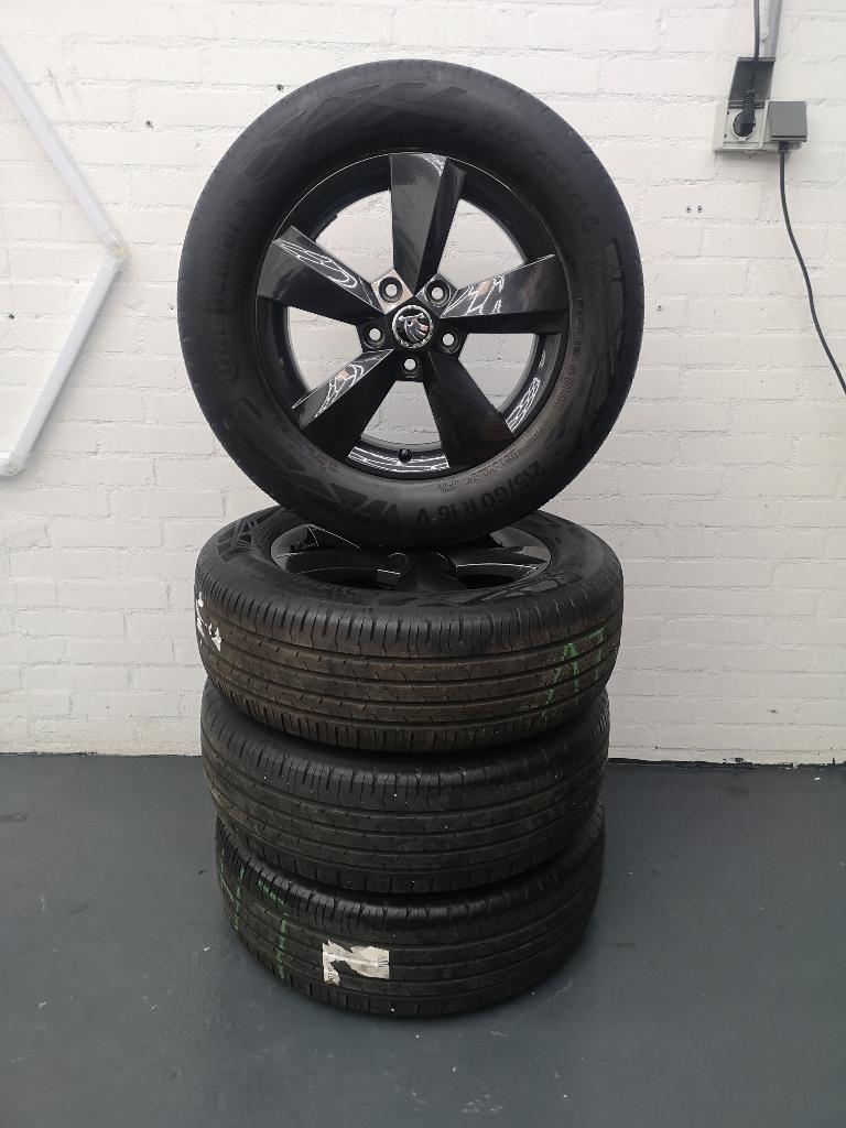 Skoda Karoq, 5x112, 215/60R16 Continental Zomerbanden, Auto-onderdelen, Banden en Velgen, Ophalen, 16 inch, Band(en), Personenwagen