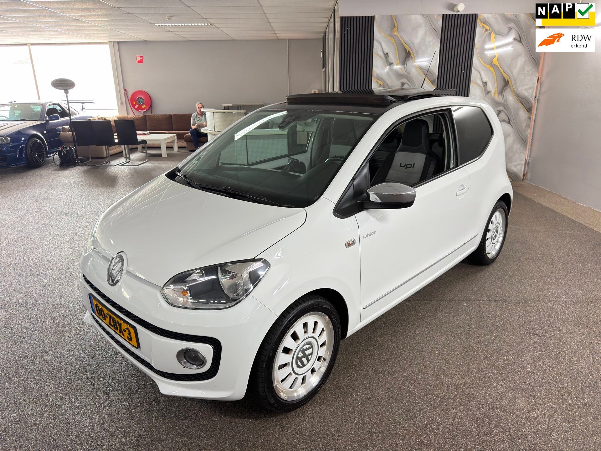 Volkswagen Up! 1.0 high up! Apk Nieuw,Airco,Panoramadak,Airc, Voorwielaandrijving, Stof, Gebruikt, 840 kg