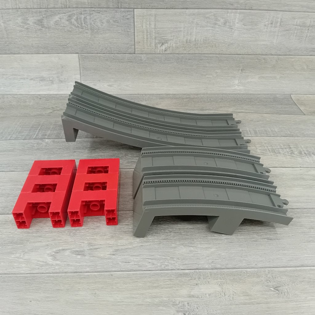 Duplo spoorbrug met 2 rode brugsteunen, Gebruikt, Aastvej 1 – 7190 Billund  - Denemarken, Accessoire, Product.compliance@LEGO.com