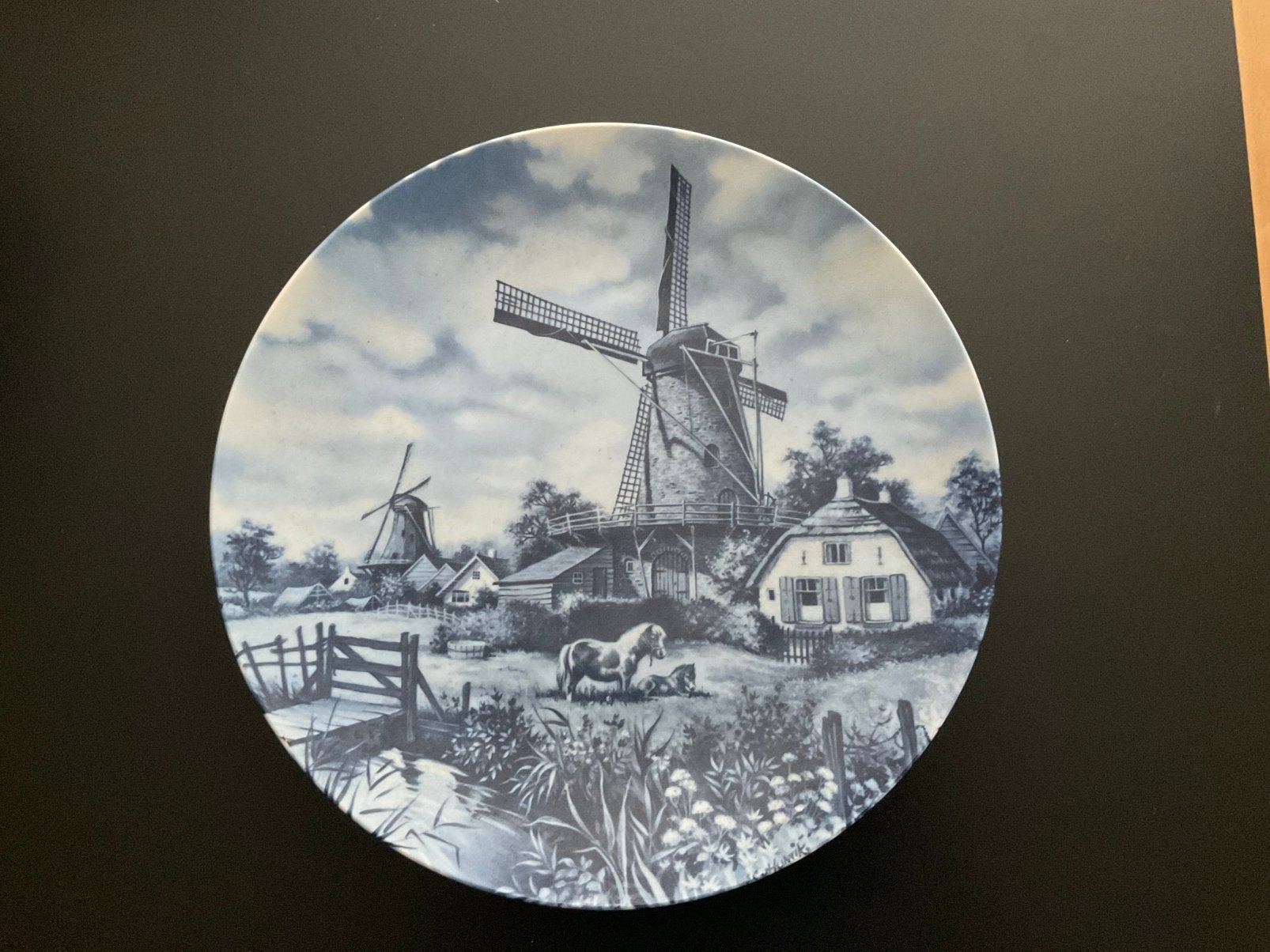 Delfts blauw wandbord met molen in landschap, 29 cm, Ophalen of Verzenden