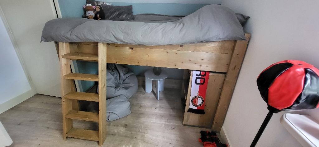 half hoogslaper met matras en bureau, Huis en Inrichting, Slaapkamer | Stapelbedden en Hoogslapers, Ophalen, Gebruikt, Eenpersoons