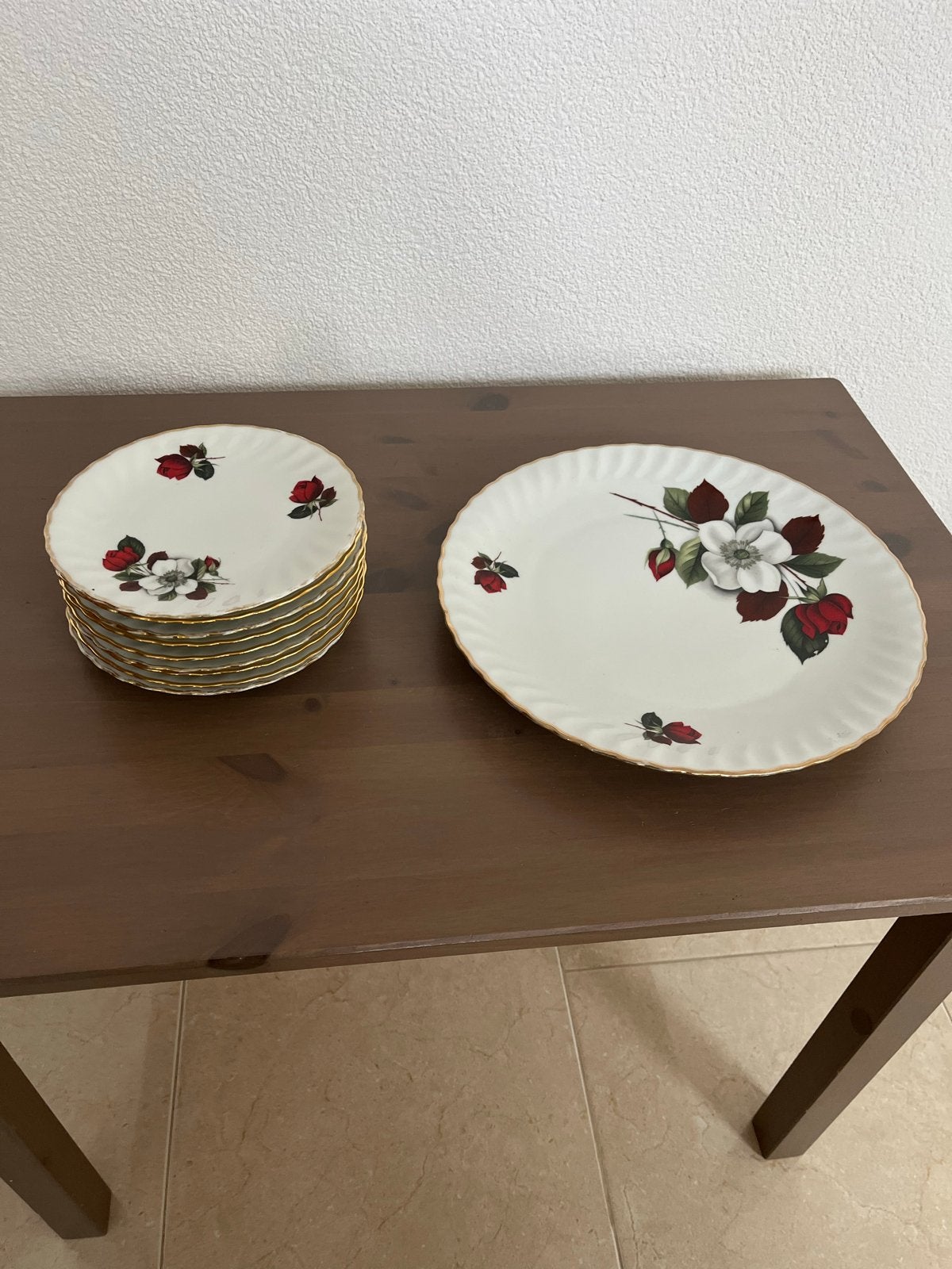 Vintage porseleinen borden en schaal met rozenmotief, Gebruikt, Vintage, Ophalen of Verzenden, Bord(en)