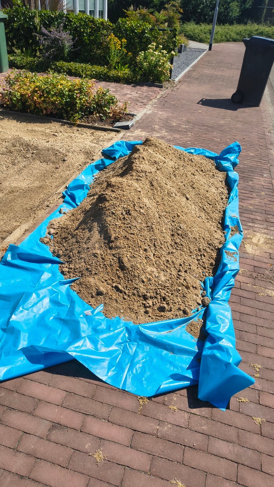 Gratis af te halen: 1 kuub geel zand met kleine stenen, Ophalen, Gebruikt, Ophoogzand