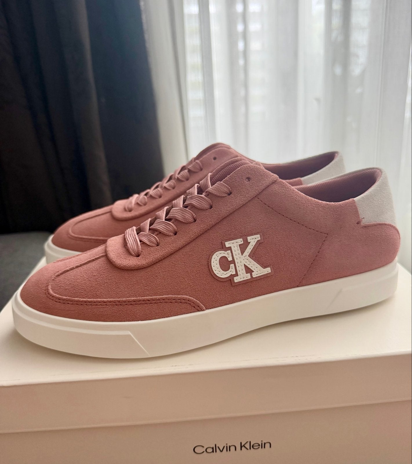 Nieuwe Calvin Klein sneakers - Roze suède, Kleding | Dames, Ophalen of Verzenden, Nieuw, Roze, Sneakers of Gympen