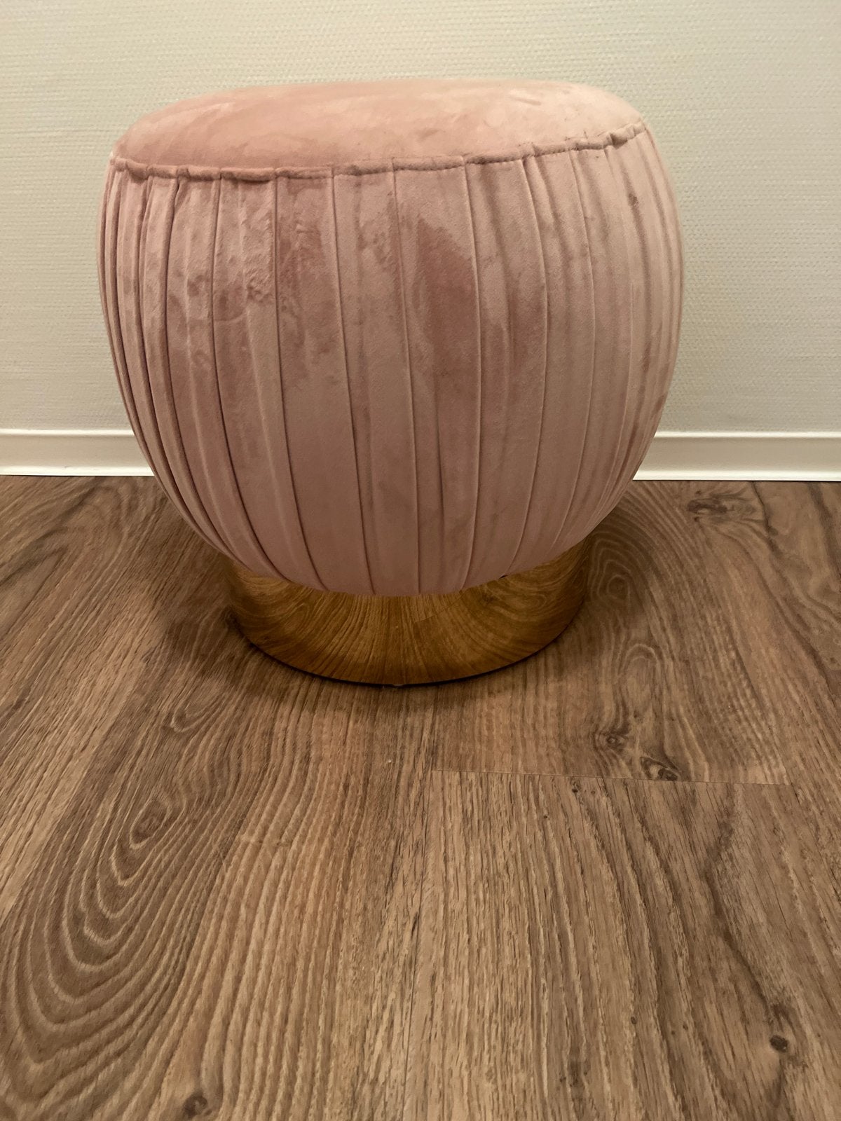 Roze fluwelen poef met gouden onderstel, Rond, Minder dan 50 cm, Ophalen of Verzenden, Zo goed als nieuw