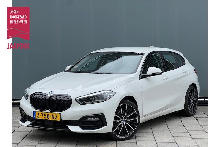 BMW 1-serie BWJ 2021 | 118i 136PK High Ex AUTOMAAT | SPORTST, 136 pk, Gebruikt, Leder en Stof, Wit