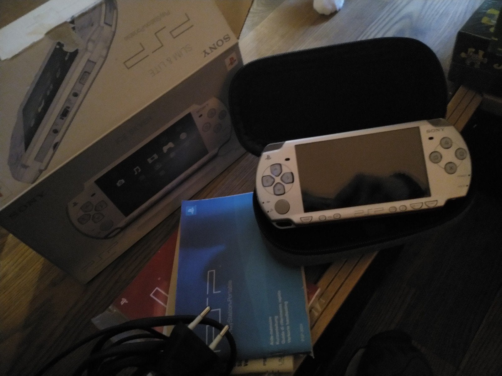 Sony PlayStation Portable (PSP) 2004 +lader& travel case, Ophalen of Verzenden, Gebruikt, Overige kleuren, PSP Slim