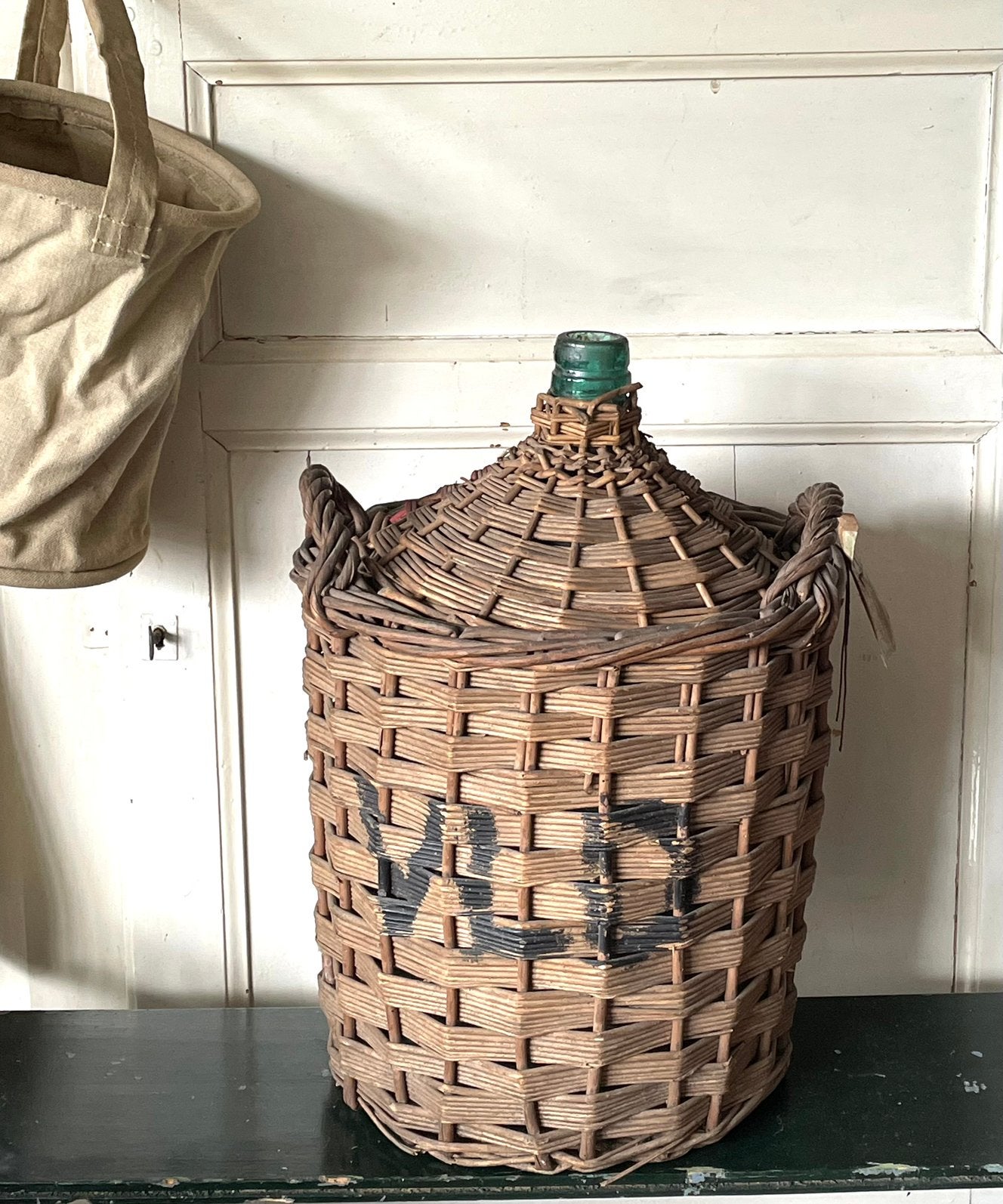Brocante oude wijnfles / gistfles in rieten mand, Ophalen of Verzenden