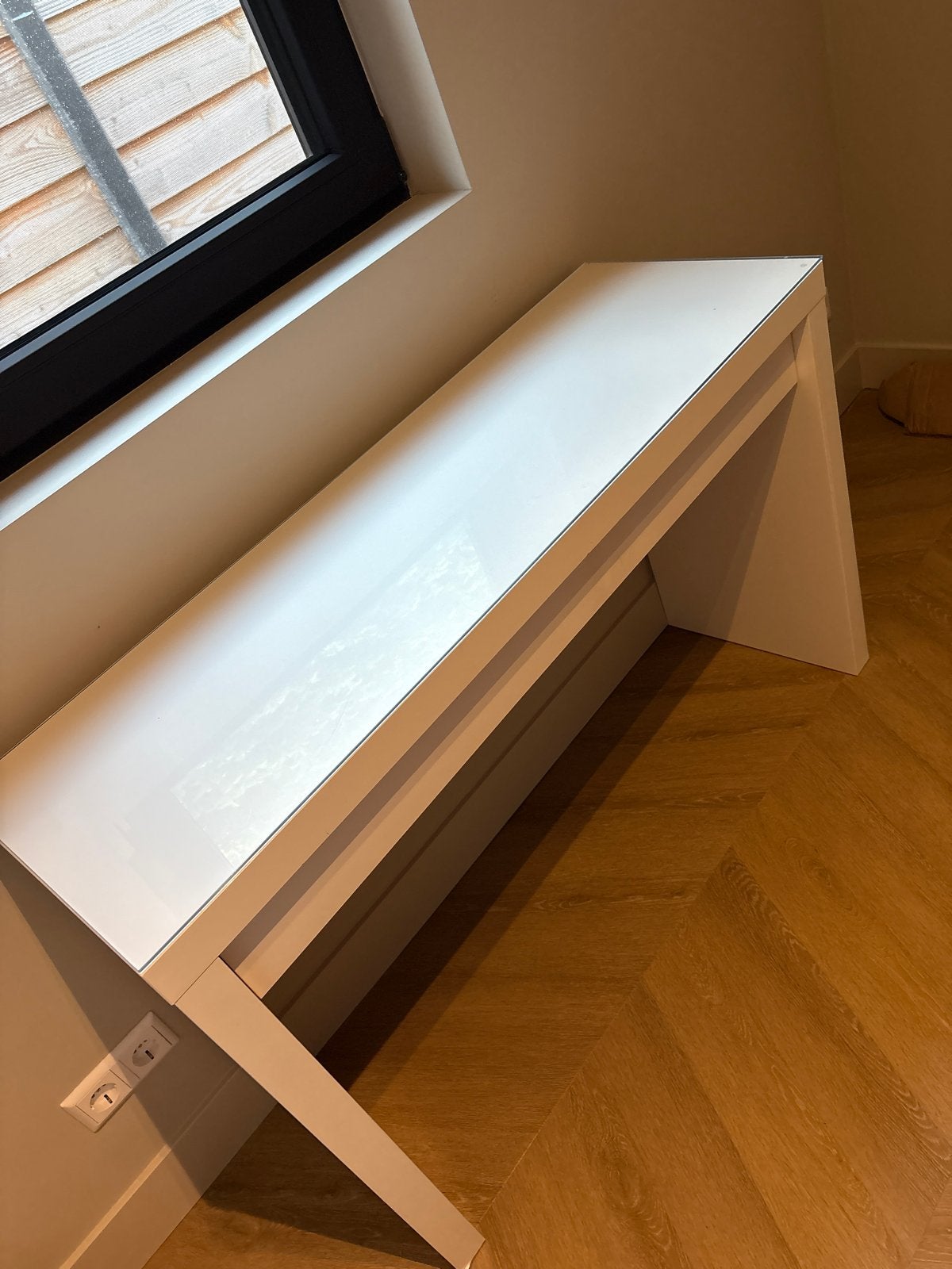 Ikea MALM bureau / toilettafel met glazen plaat en brede la, Huis en Inrichting, Bureaus, Gebruikt, IKEA, Modern, Glas, Wit, Met lades