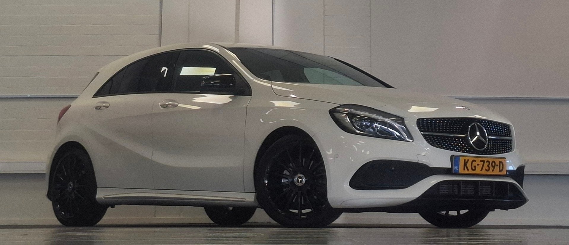 Mercedes-Benz A-klasse 180 AMG Night Edition Plus Camera Xen, Auto's, Gebruikt, 4 cilinders, Emergency brake assist, 19 km/l