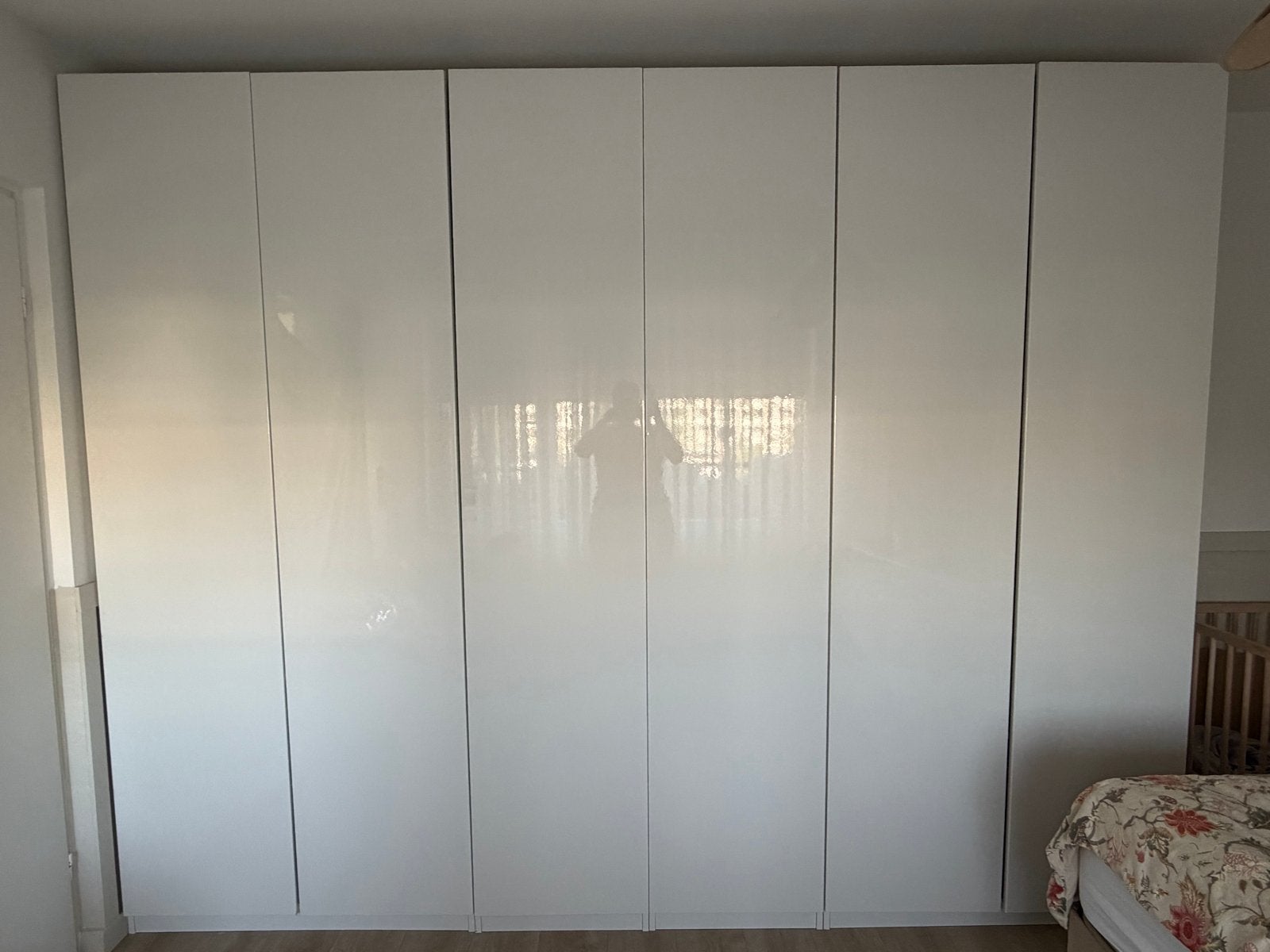 Witte kledingkast met hangruimte en lades, Ophalen, Gebruikt, 100 tot 150 cm, 200 cm of meer