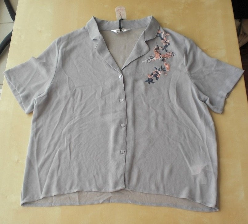 Grijze pyjama met geborduurde roze vogels shortama, Ophalen of Verzenden, Nieuw, Maat 42/44 (L)