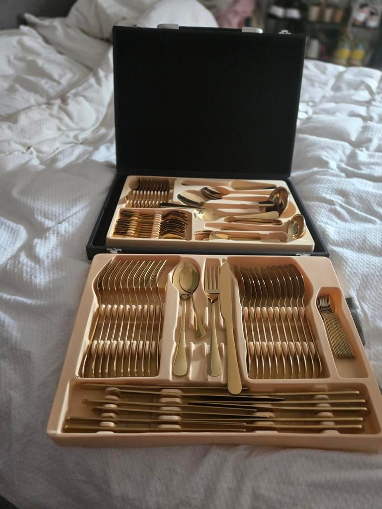 84-Delige Luxe Goudkleurige Bestekset in Koffer, Verzenden, Nieuw, Rvs of Chroom, Bestekset