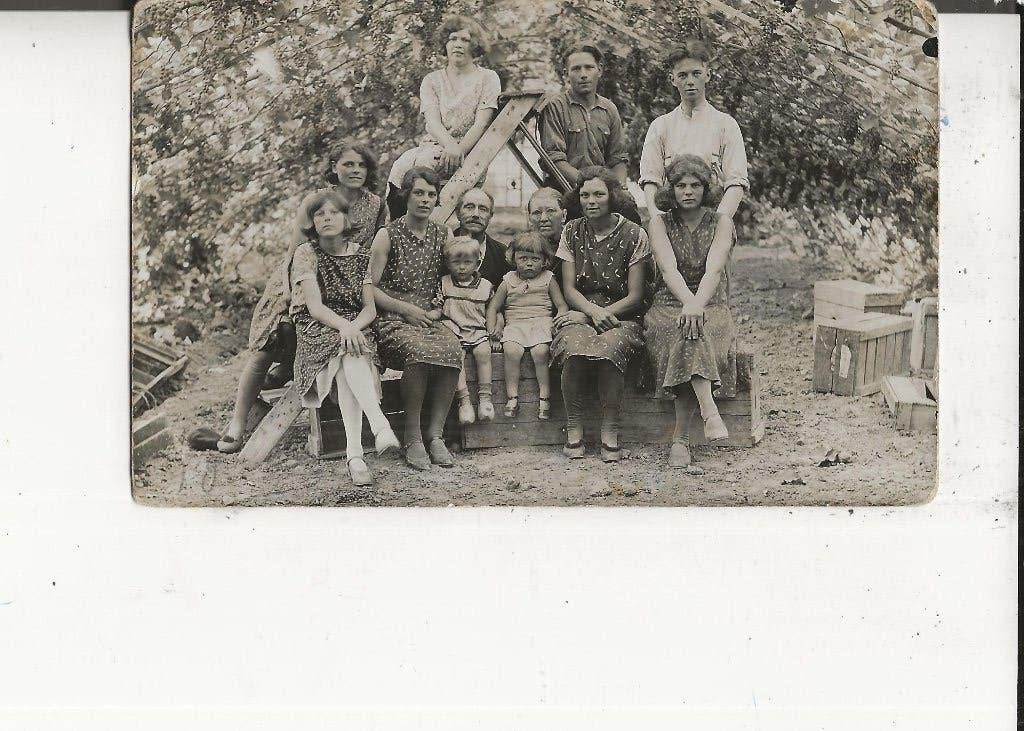 s Gravenzande Fam. Hasenbroek in druivenkas Fotokaart 1930, Ophalen of Verzenden, 1920 tot 1940, Ongelopen, Zuid-Holland