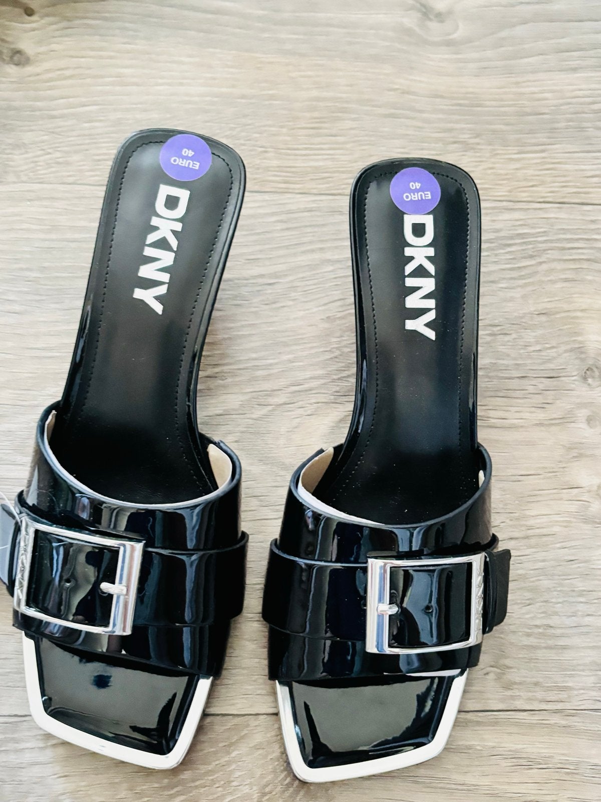 DKNY Zwarte Lakleren Muiltjes met Gesp - Maat 40, Ophalen, Nieuw, Zwart, Sandalen of Muiltjes