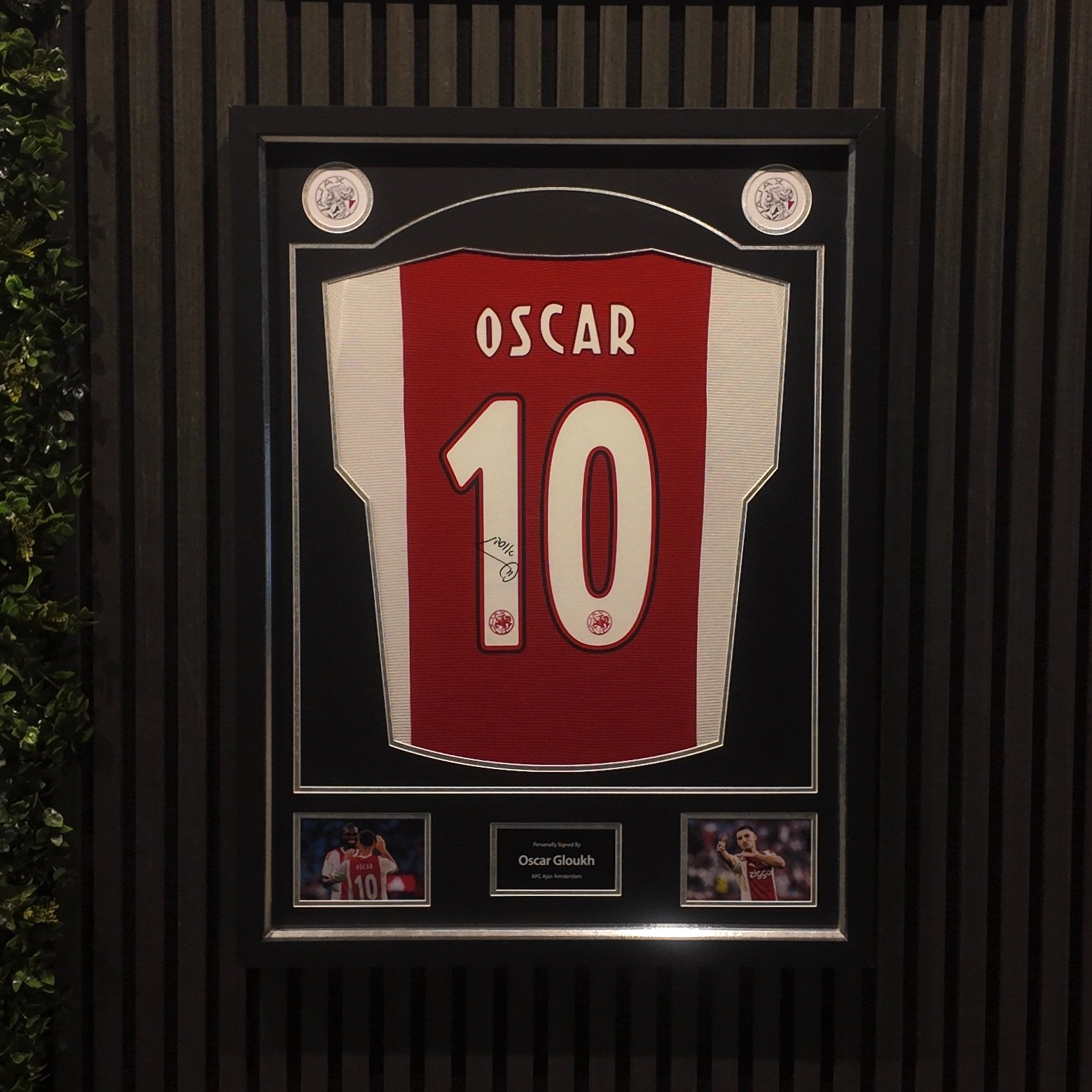 Oscar Gloukh gesigneerd shirt Ajax ingelijst met videobewijs, Verzamelen, Verzenden