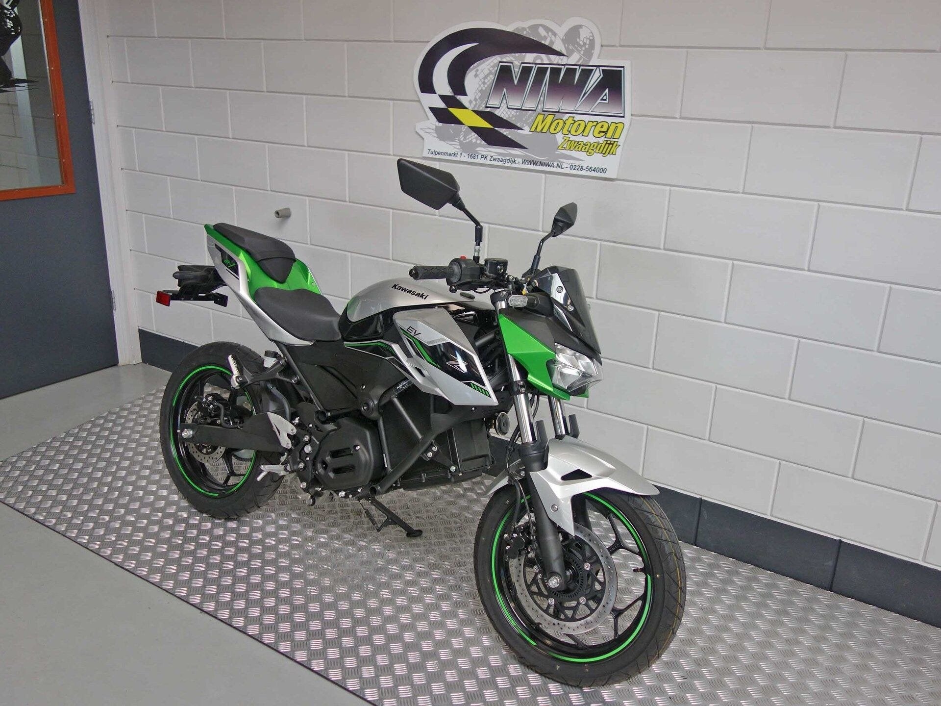 Kawasaki Z e-1, Motoren, 11 kW of minder, Handgeschakeld, ABS, Naked bike