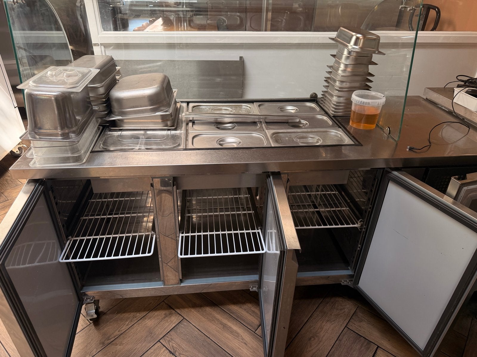 Polar Koelwerkbank met GN-bakken en opzetvitrine, Zakelijke goederen, Horeca | Keukenapparatuur, Ophalen, Gebruikt, Koelen en Vriezen