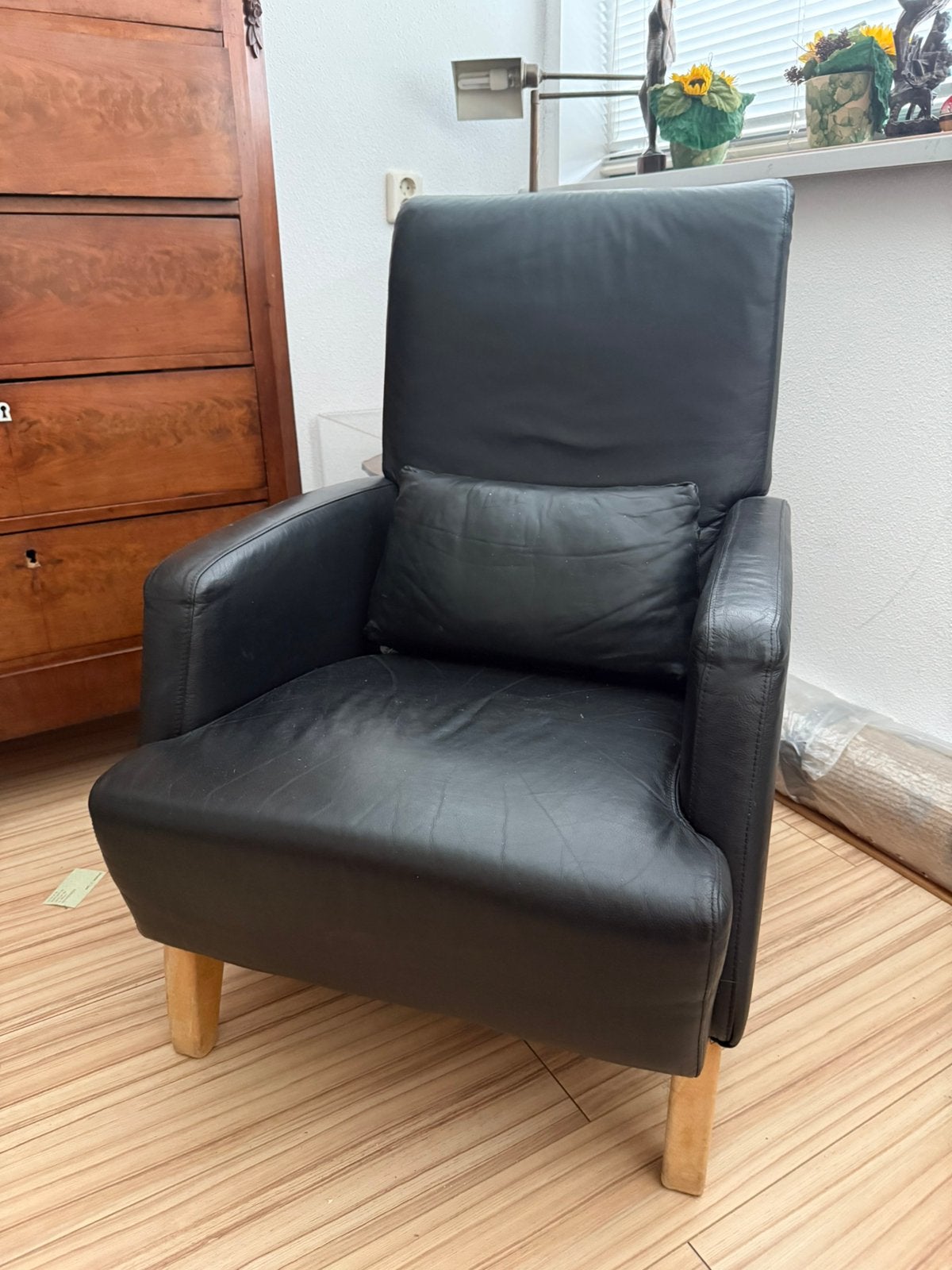 Luxe zwarte leren fauteuil – de Bijenkorf – zeer comfortabel, Ophalen, Zo goed als nieuw, 50 tot 75 cm, Leer