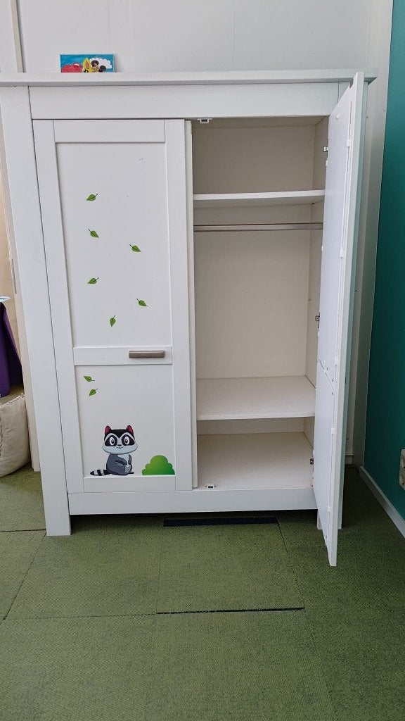 Stevige kledingkast te koop (ten elk aannemelijk bod), Ophalen, Met deur(en), Gebruikt, 100 tot 150 cm