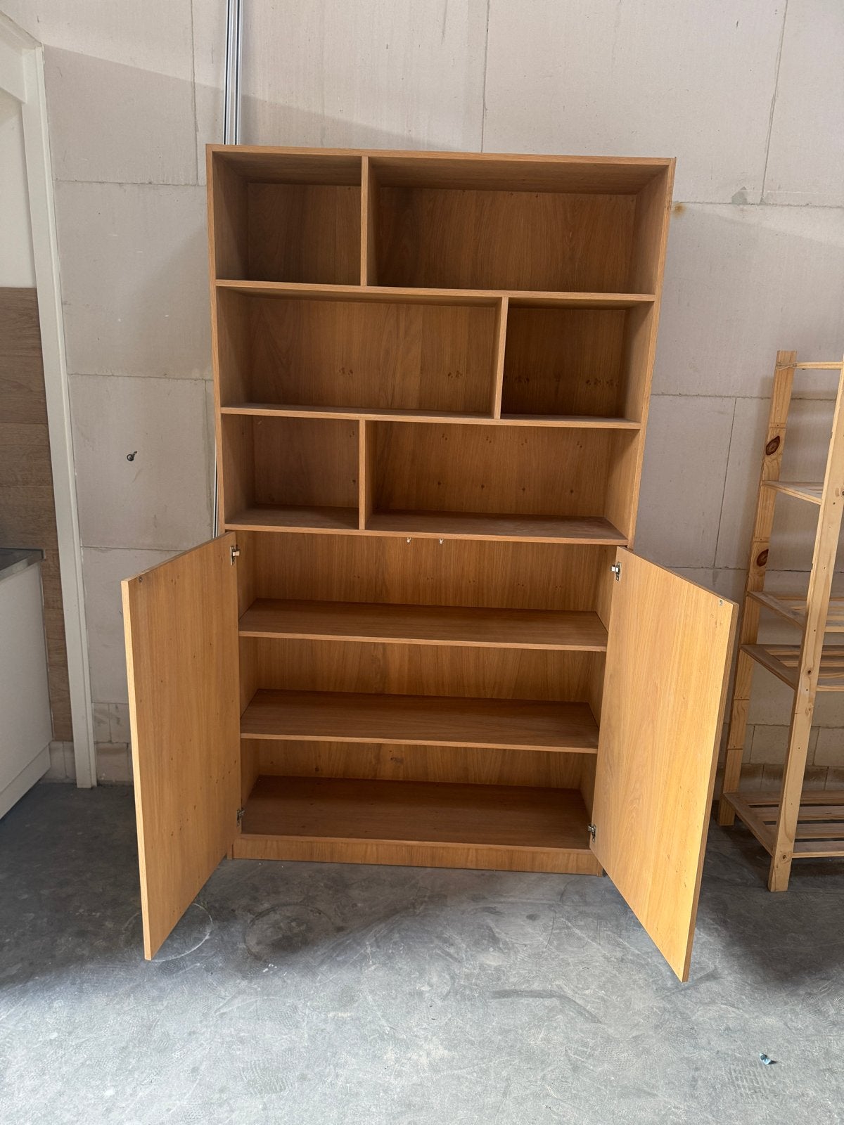 Foto 3 van Unieke Maatwerk Boekenkast / Wandkast Fineerhout