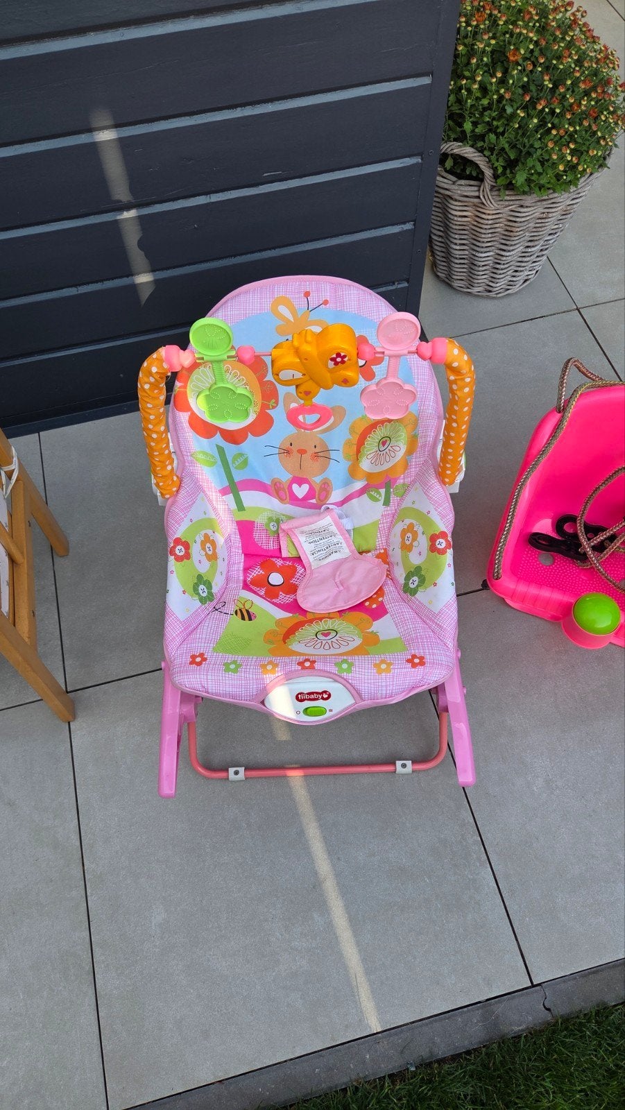 Roze baby wipstoel met speelboog - Tilbaby, Ophalen, Zo goed als nieuw