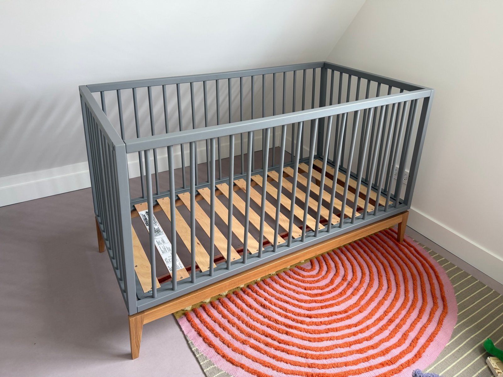 Leander Luna baby ledikant 140x70 cm grijs/eiken, Kinderen en Baby's, Babywiegjes en Ledikanten, Ophalen, Zo goed als nieuw, Ledikant