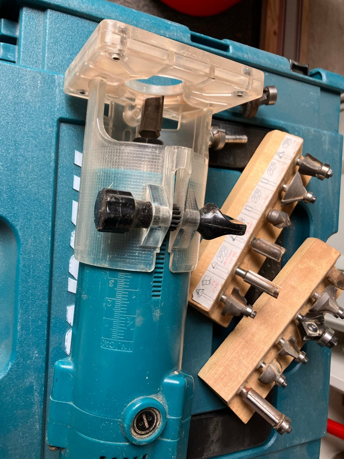 Makita Bovenfrees set met beitels en gatenzaagset, Doe-het-zelf en Verbouw, Ophalen, Gebruikt, Elektrisch, Bovenfrees