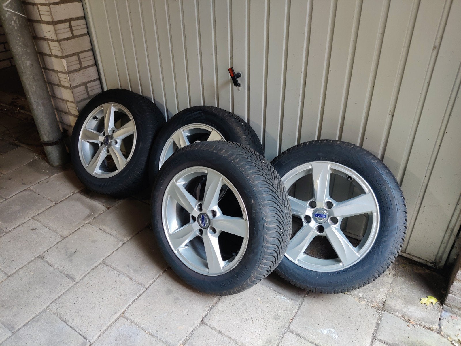 Vredestein banden op Volvo velgen - 205/55 R16, Auto-onderdelen, Banden en Velgen, Ophalen, Gebruikt, 16 inch, Banden en Velgen