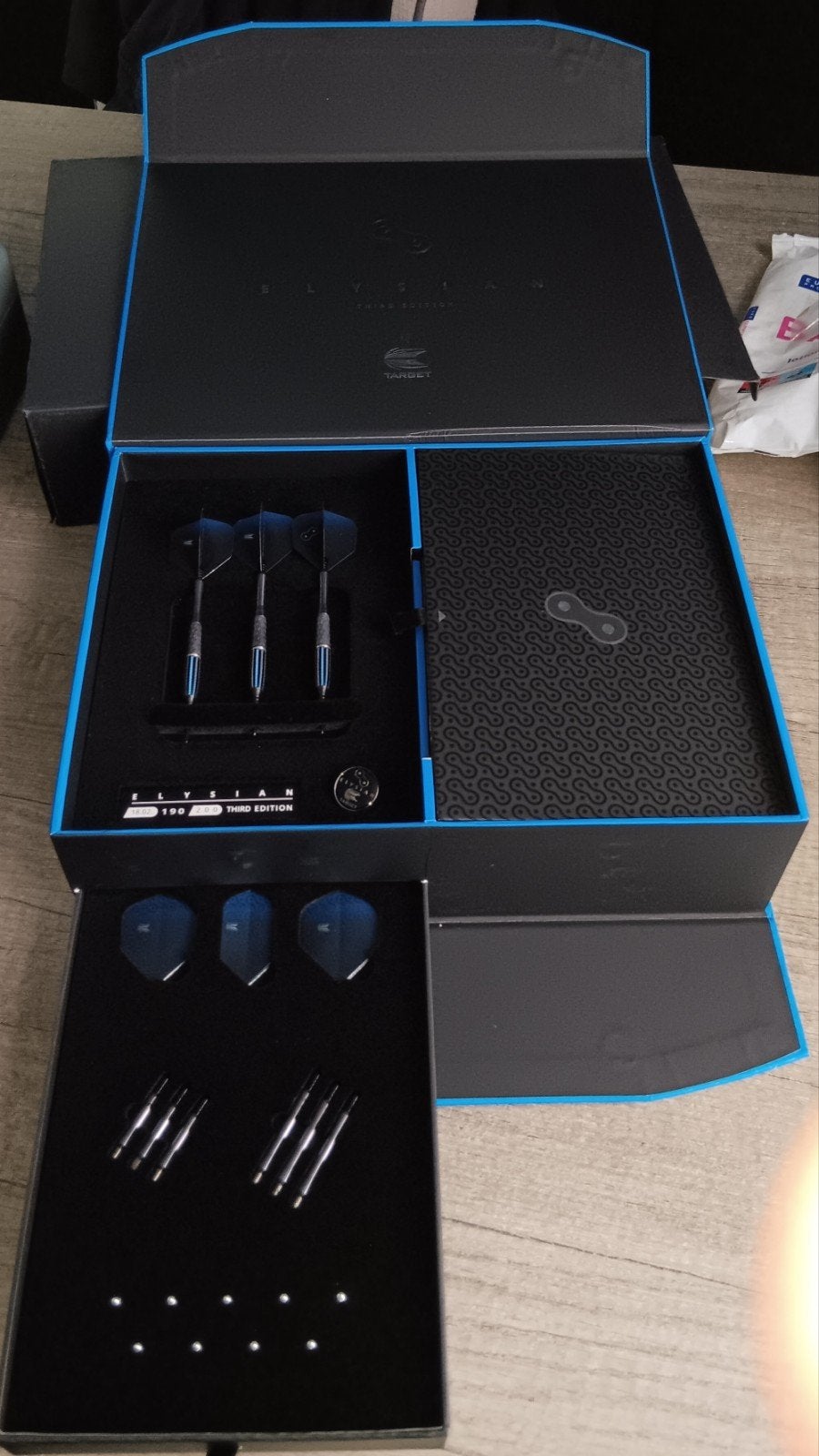 NIEUW!!!ELYSIAN TARGET 3 DARTS LIM EDIT MET HANDTEKENING RVB, Sport en Fitness, Darts, Ophalen of Verzenden, Nieuw, Pijlen