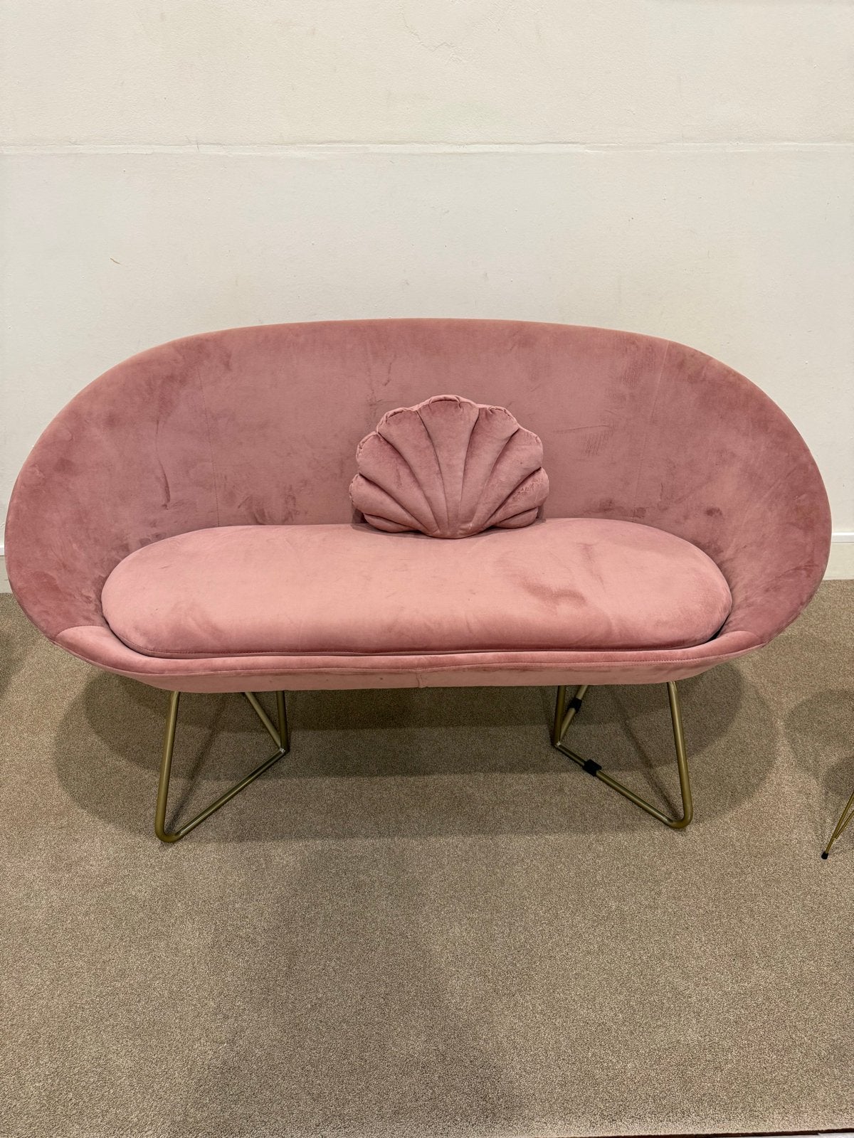 Roze fluwelen tweepersoonsbank met schelpkussen (ceremonie), Ophalen, 150 tot 200 cm, Tweepersoons, 75 tot 100 cm