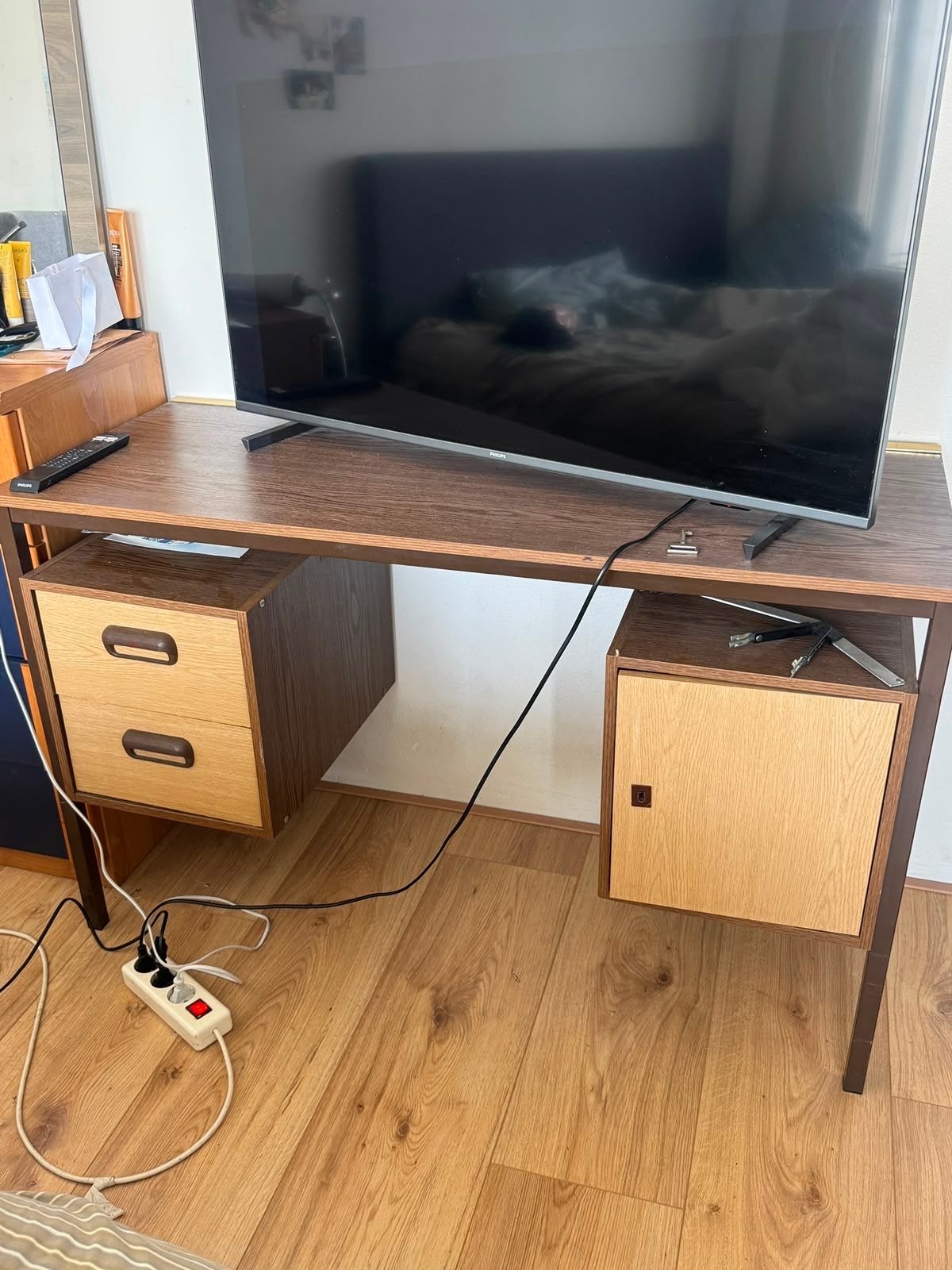 Bureau met gouden rand en afsluitbare kast, Gebruikt, Bruin, Ophalen of Verzenden, Overige merken