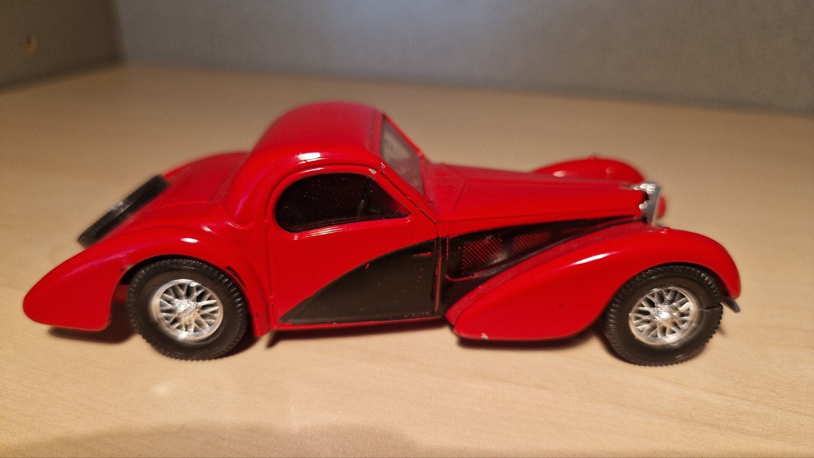 Solido Bugatti 57 S Atalante 1939 - Rode Modelauto, Hobby en Vrije tijd, Modelauto's | 1:43, Ophalen of Verzenden