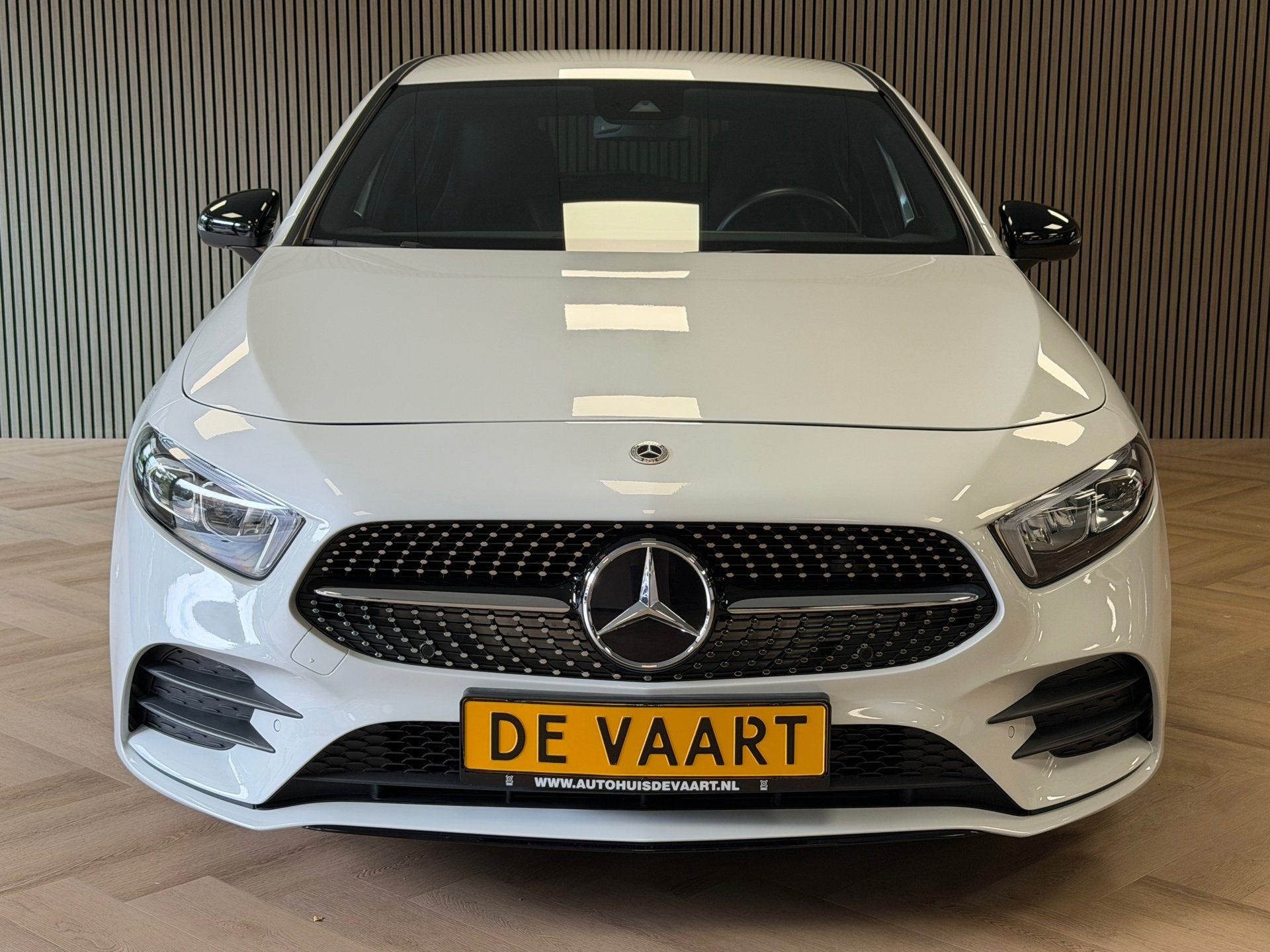 Mercedes-Benz A-klasse 180 AMG Line AUT. SFEERVERLICHTING CA, 136 pk, Gebruikt, 680 kg, Met garantie (alle)