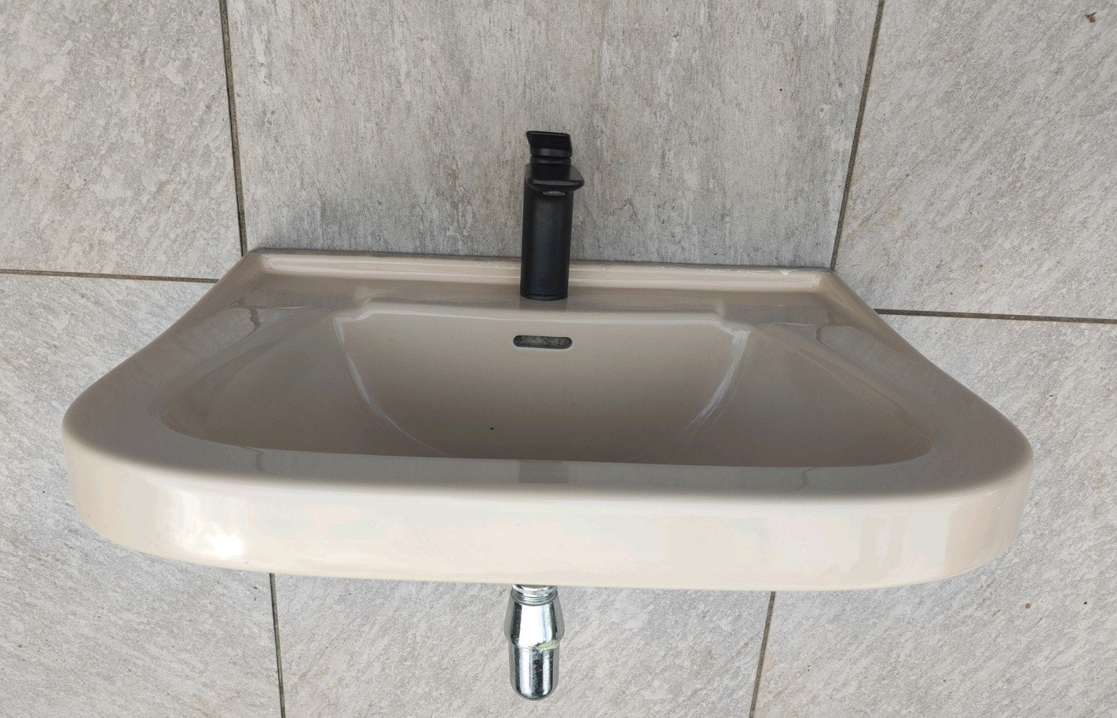 Vintage wastafel (jaren '70) met nieuwe Aqua Vive mengkraan, Doe-het-zelf en Verbouw, Sanitair, Ophalen of Verzenden, Gebruikt