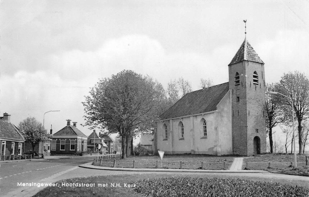 858 Mensingeweer - Hoofdstraat met N.H. Kerk, Ophalen of Verzenden, 1940 tot 1960, Ongelopen, Groningen