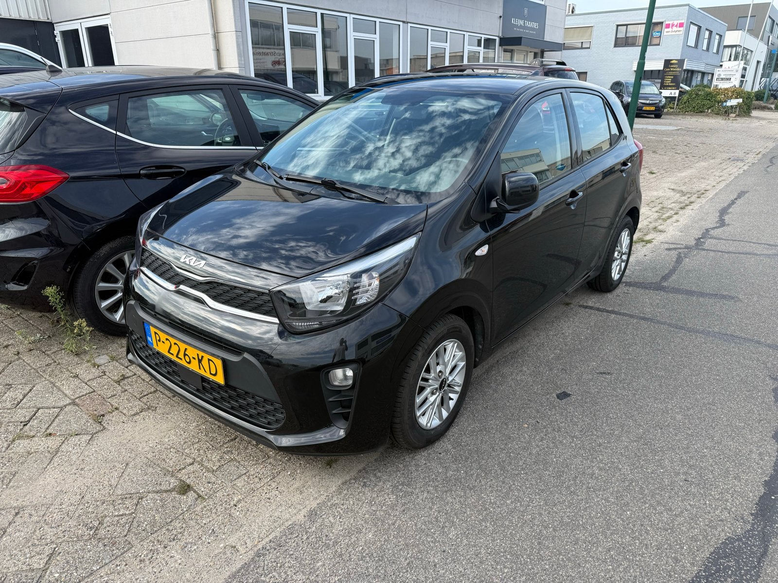 Foto 5 van Kia Picanto 1.0 DPi AMT 67pk 4-zits 2022 Zwart