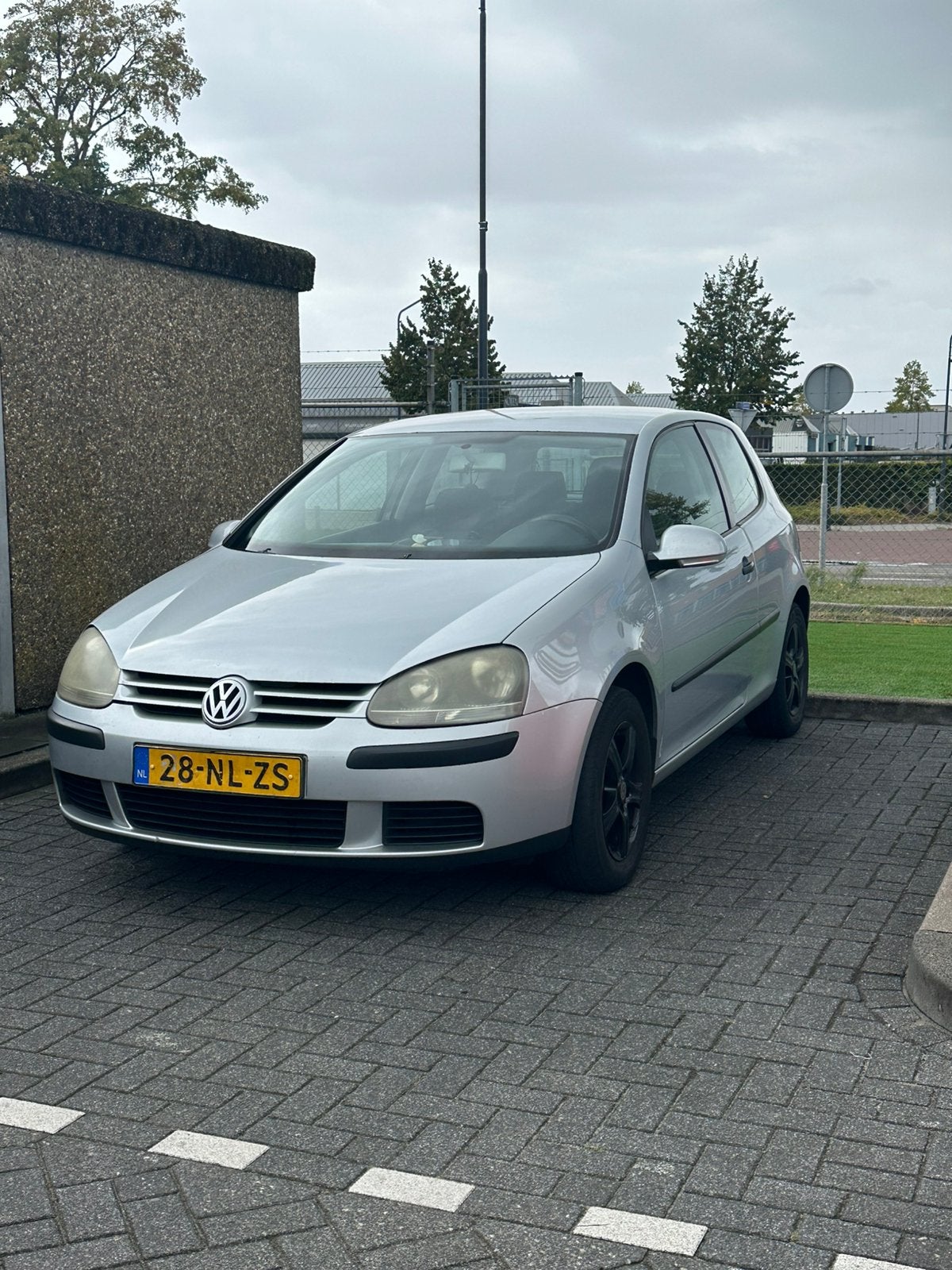 Volkswagen Golf 1.4 16V 55KW 3D 2003 Grijs, Auto's, Voorwielaandrijving, 74 pk, 4 cilinders, 610 kg
