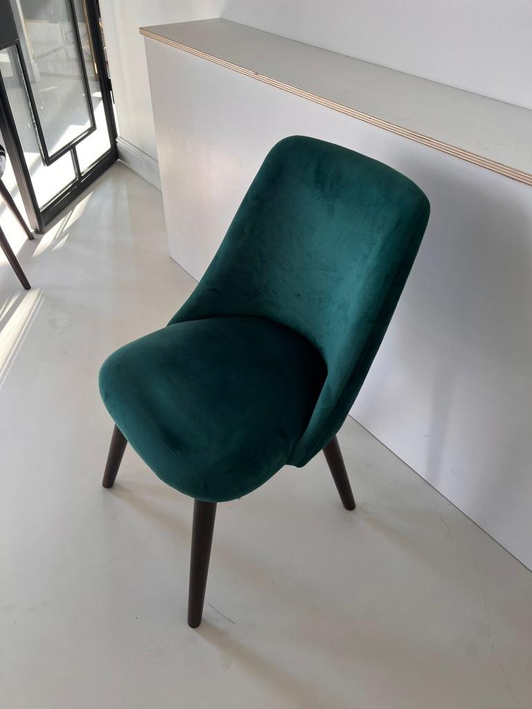 4 groenen eetkamer stoelen showroom model, Ophalen of Verzenden, Zo goed als nieuw, Overige kleuren, Vijf, Zes of meer stoelen
