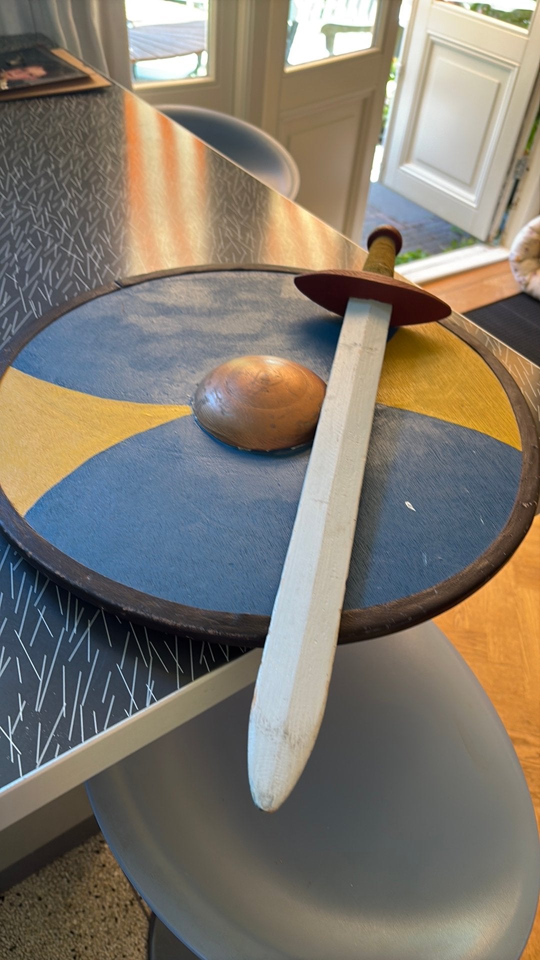 Viking schild met zwaard., Ophalen, Gebruikt