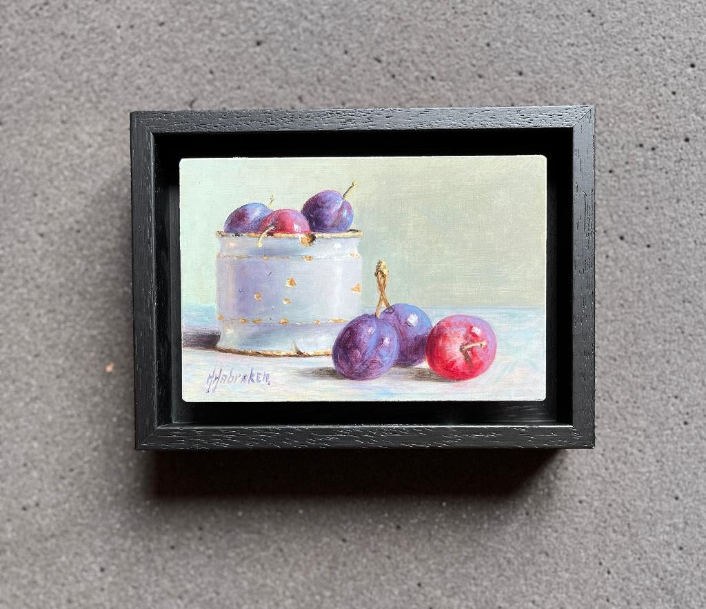 Schilderij pruimen in een schaal en op tafel. Hans habraken., Ophalen of Verzenden