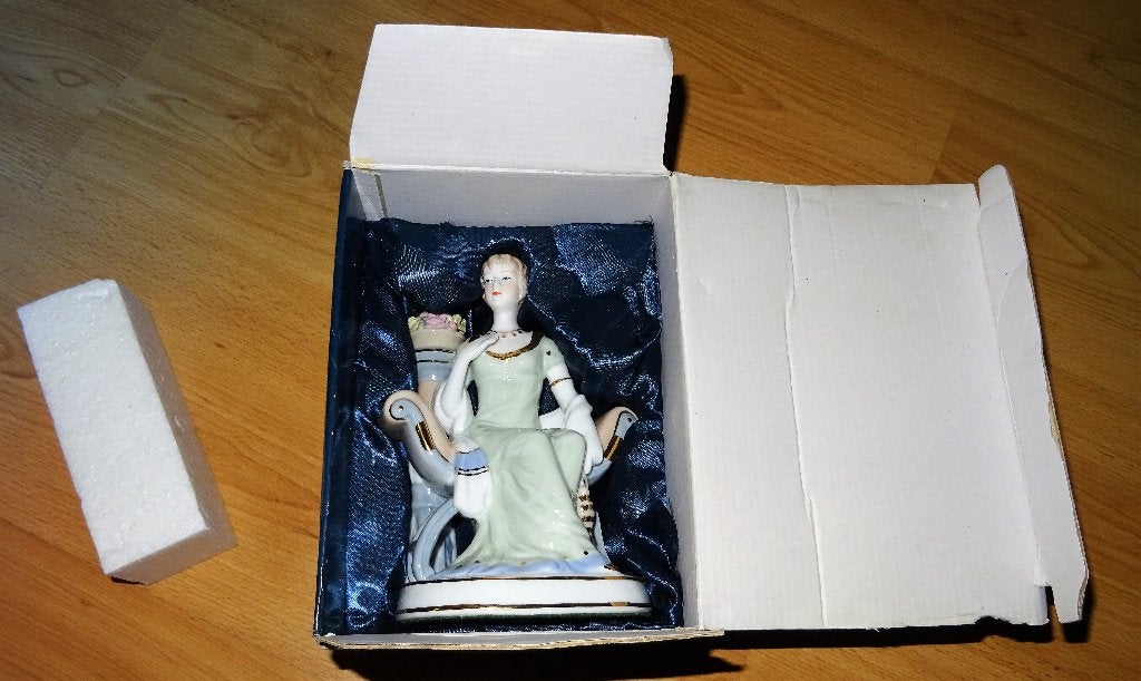 Porselein beeld Sophia, Verzamelen, Beelden en Beeldjes, Ophalen of Verzenden, Gebruikt, Mens