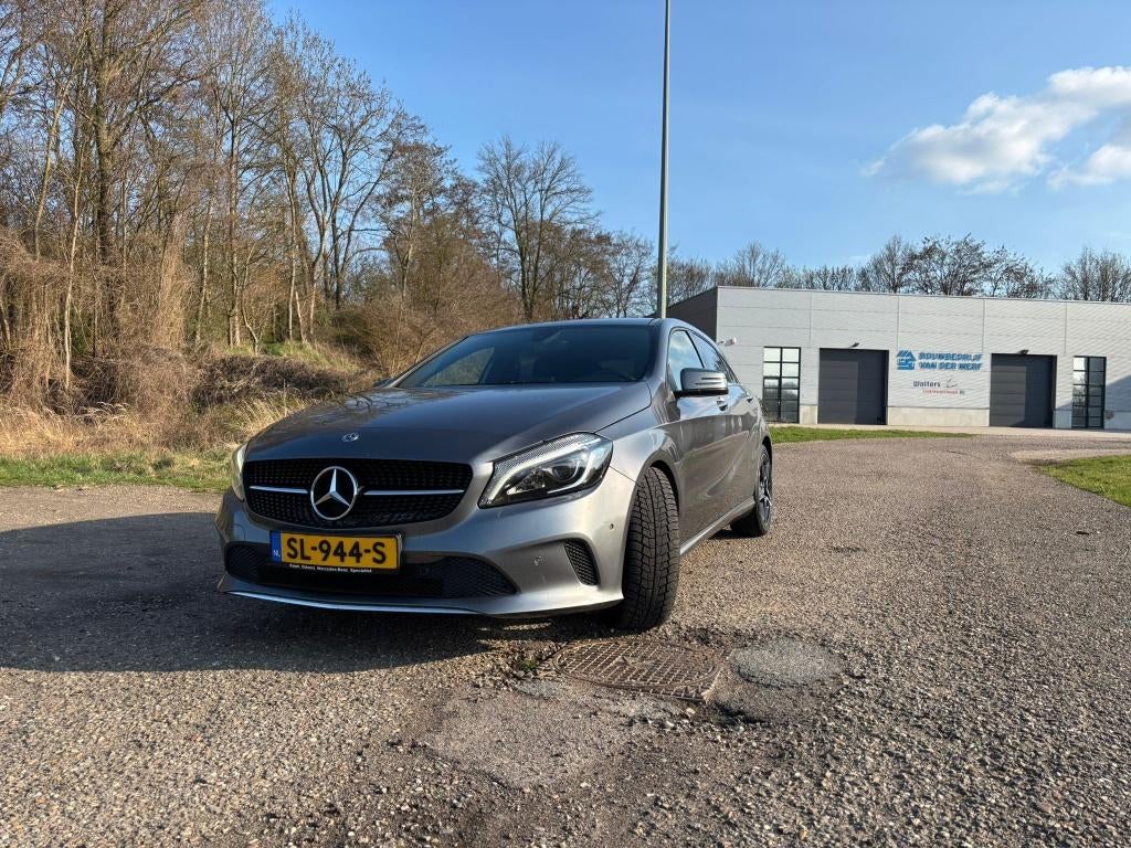 In prijs verlaagd. Mercedes-Benz A-Klasse A180 122pk 2018, Auto's, 1295 kg, 4 cilinders, Leder en Stof, 1200 kg
