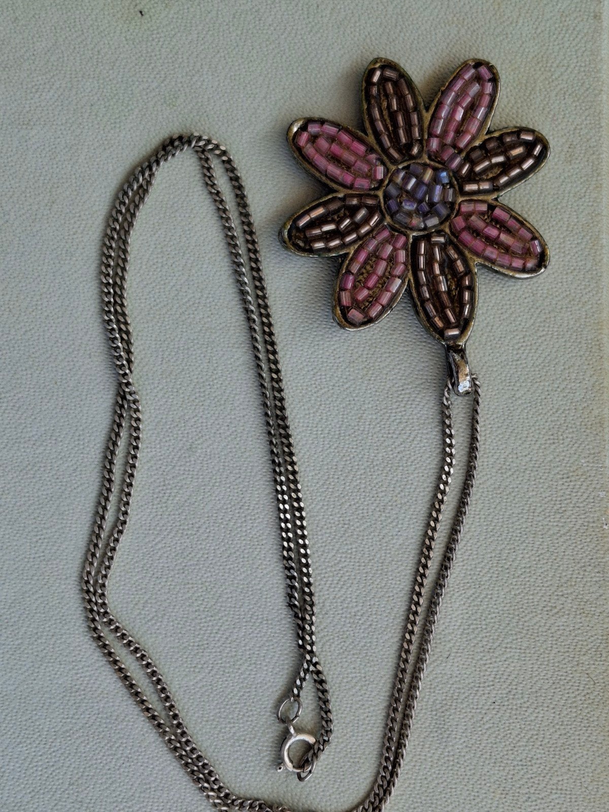 Vintage ketting met bloemhanger, roze en paarse kralen, Sieraden, Tassen en Uiterlijk, Kettingen, Gebruikt, Ophalen of Verzenden
