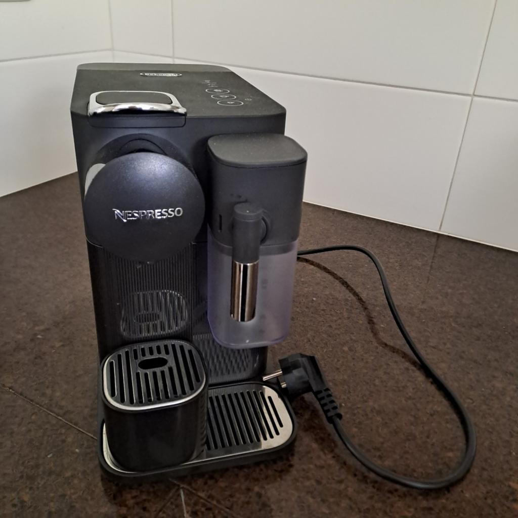 Nespresso Delonghi Lattissima One - Zo goed als nieuw, Ophalen, Zo goed als nieuw, Koffiemachine, Koffiepads en cups