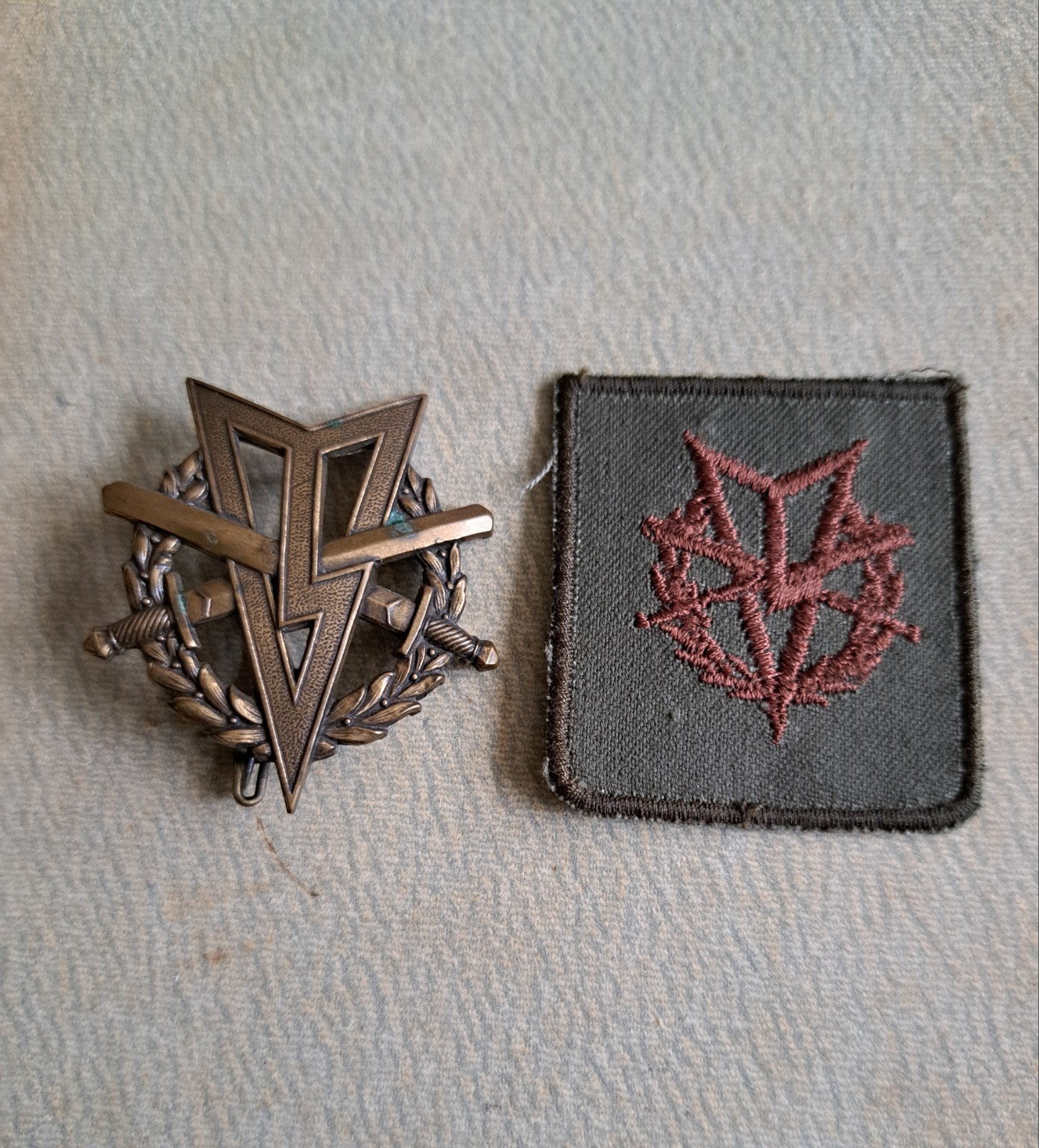 MLV Speld brons met borst embleem, Ophalen of Verzenden, Landmacht, Nederland, Embleem of Badge