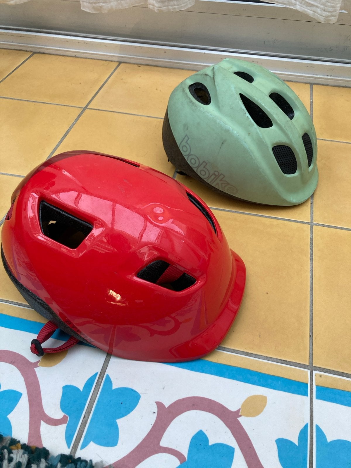 2 Kinderfietshelmen: Bobike en B'Twin (Decathlon), Ophalen of Verzenden, Gebruikt, Overige maten, Jongen of Meisje